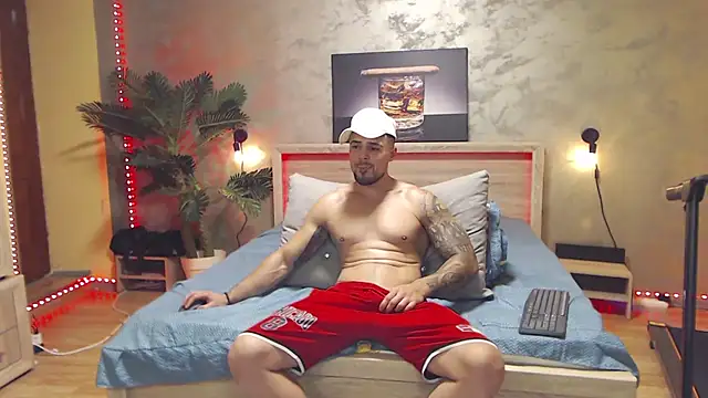 Tiberius_hunk: διαδικτυακό σόου στην κάμερα