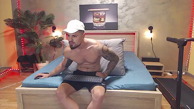 Show modela Tiberius_hunk na web-kameri