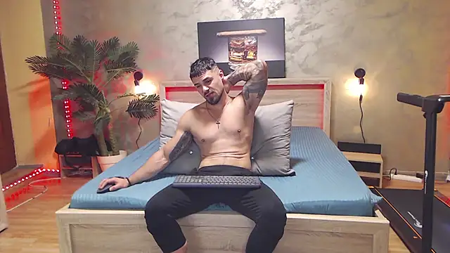 Tiberius_hunk: διαδικτυακό σόου στην κάμερα