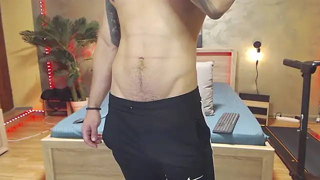 Show modela Tiberius_hunk na web-kameri