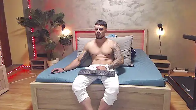 Show modela Tiberius_hunk na web-kameri