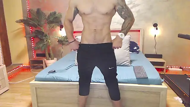 Show modela Tiberius_hunk na web-kameri