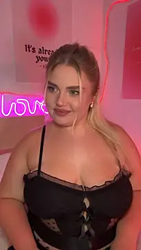 April_Vancee élő XXX-chatje