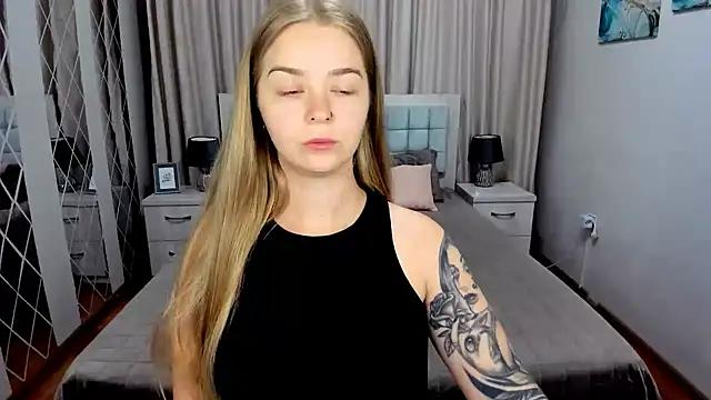 SirenaDoll Adlı Modelin Canlı XXX Sohbeti