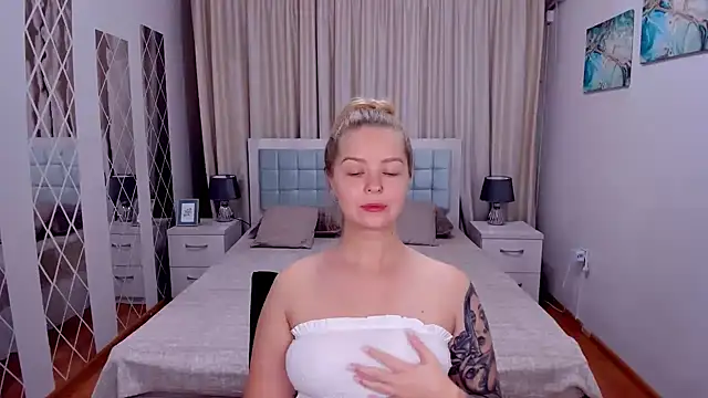 SirenaDoll Adlı Modelin Canlı XXX Sohbeti