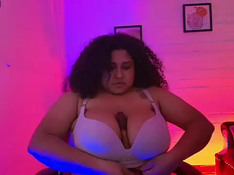 Chat XXX en directo de Ayliinn_