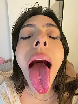 ZaraLuuv's Webcam Show