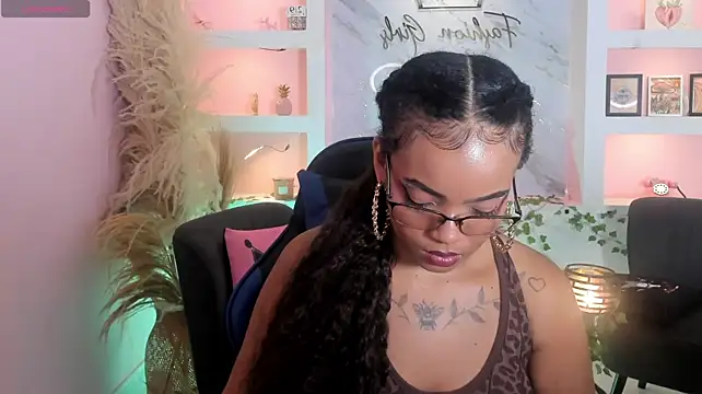 SarahLynn7 Show in webcam