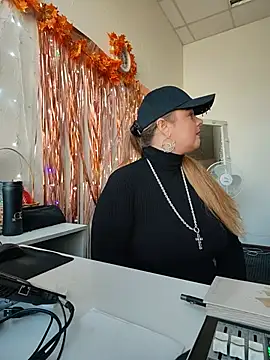 XXX chat uživo modela Juicy_PeachLux