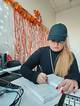 Juicy_PeachLux Chat XXX in diretta