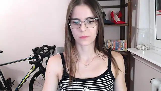 love_megi Adlı Modelin Canlı XXX Sohbeti