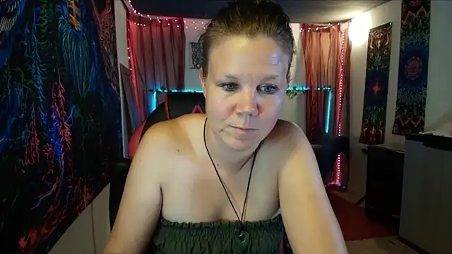 Show modela CallMeMaria na web-kameri