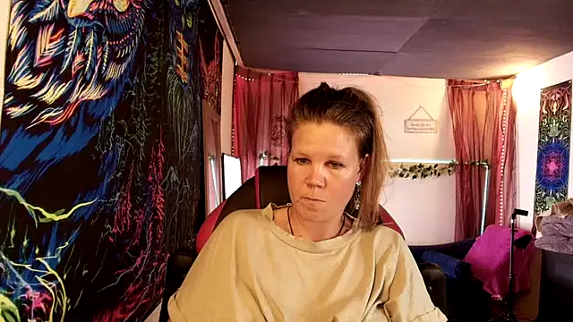 CallMeMaria: διαδικτυακό σόου στην κάμερα