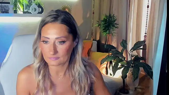 SarahAlluring Adlı Modelin Canlı XXX Sohbeti