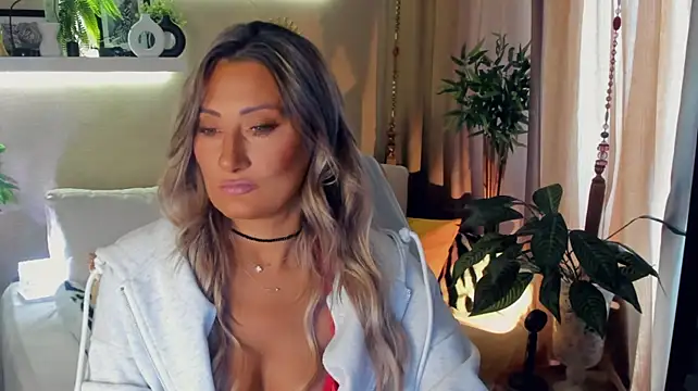 SarahAlluring Adlı Modelin Canlı XXX Sohbeti