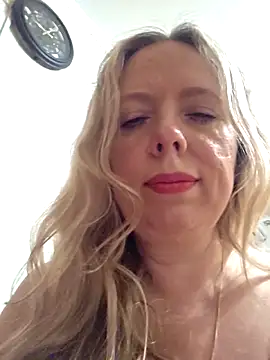 Irina3718 Adlı Modelin Canlı XXX Sohbeti