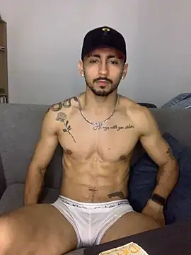 Pokazy przed kamerką – NicolasChest_xxx