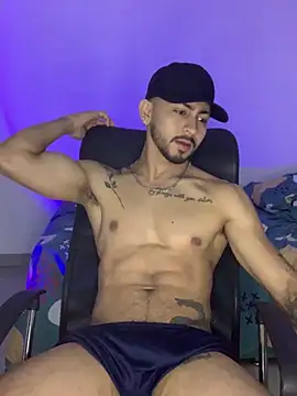 NicolasChest_xxxn Webbikameraesitys