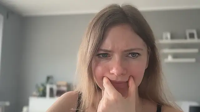 Show modela MillieShow na web-kameri