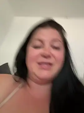 Curvybrunette1998のウェブカメラショー