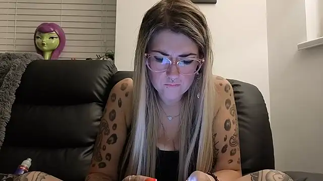 Sizzling_Indie36's Live XXX Chat