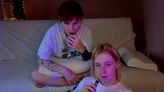 two_gerls_here Show Webcam