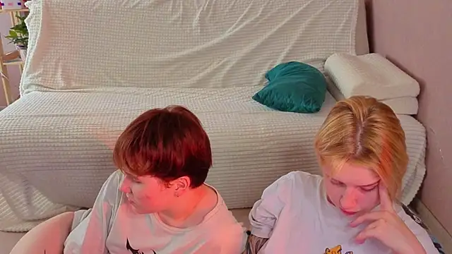 two_gerls_here Show Webcam