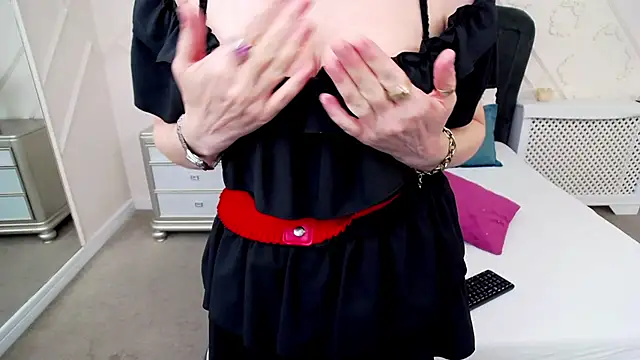 Chatroom XXX en direct de SuzzySun