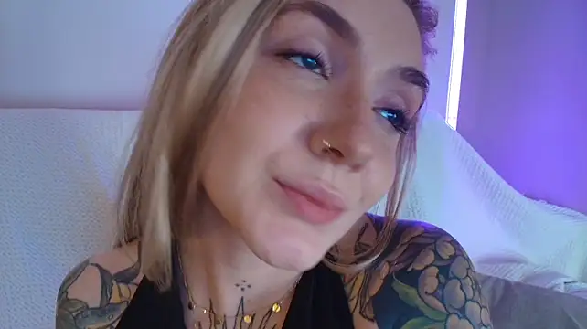 tattoobbgirl: διαδικτυακό σόου στην κάμερα