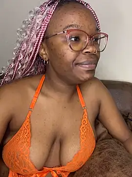 YummyMelanin117 Show in webcam