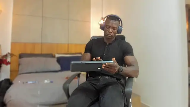MarcusBlack_ Show in webcam