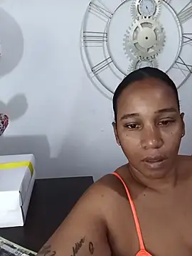 EbonyHorrny: διαδικτυακό σόου στην κάμερα