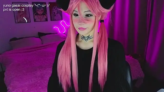 your_little_eva: διαδικτυακό σόου στην κάμερα