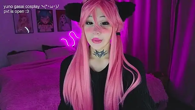 your_little_eva: διαδικτυακό σόου στην κάμερα