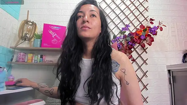 SALOME_KORLAND: διαδικτυακό σόου στην κάμερα