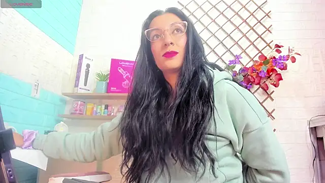 SALOME_KORLAND: διαδικτυακό σόου στην κάμερα