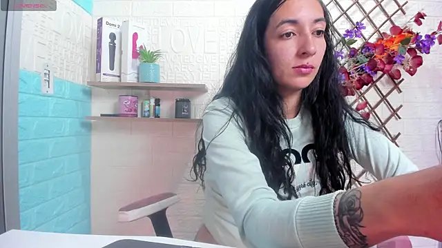 SALOME_KORLAND: διαδικτυακό σόου στην κάμερα