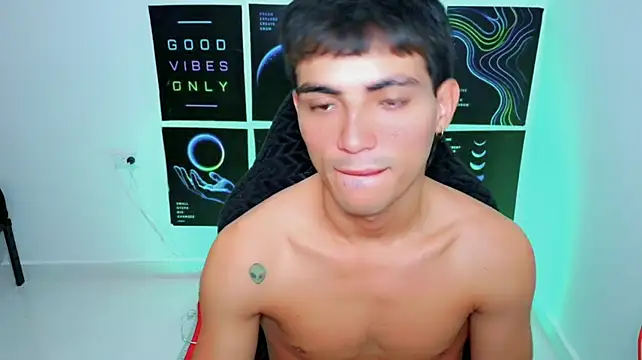 Thommy_cute: διαδικτυακό σόου στην κάμερα