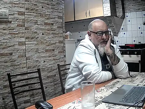 Pokazy przed kamerką – lacoloyelpela25