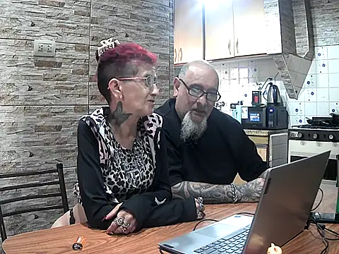 lacoloyelpela25 Show in webcam