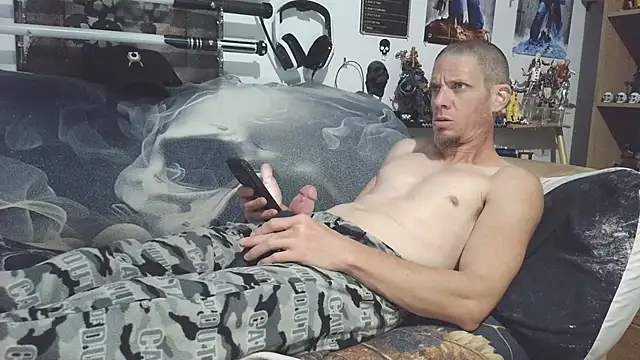 TomXXII webkamerás műsora