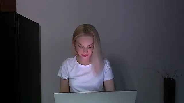 חדר צ'אט בשידור חי של Lia_noo_regrets