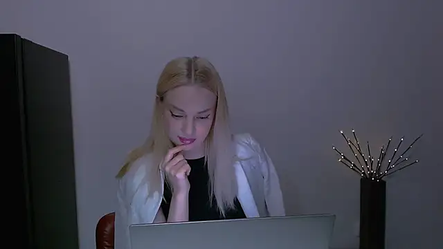 Show modela Lia_noo_regrets na web-kameri