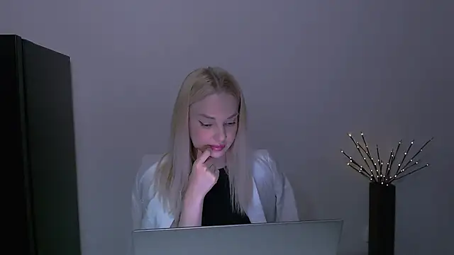 Lia_noo_regrets' Webcam Show