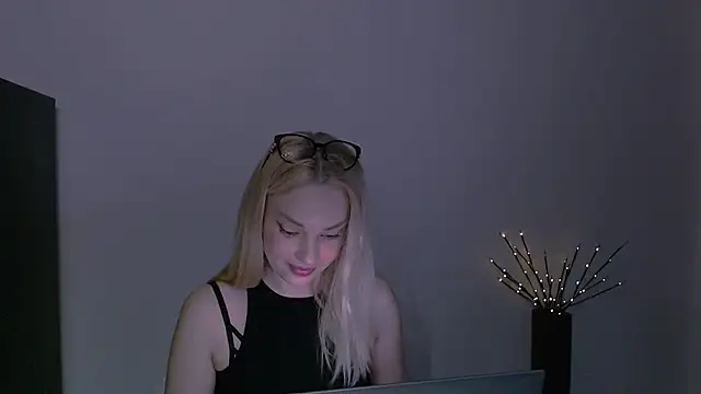 Lia_noo_regrets Show in webcam
