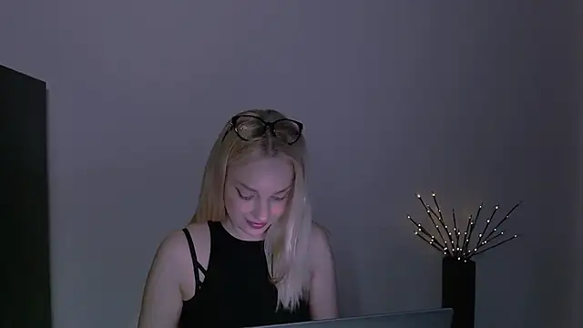 Lia_noo_regrets Show in webcam