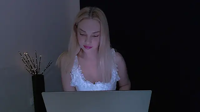 Lia_noo_regrets: διαδικτυακό σόου στην κάμερα
