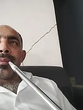salimbasha: διαδικτυακό σόου στην κάμερα
