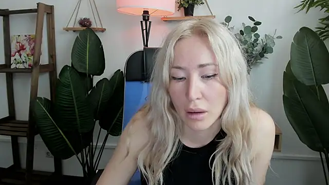 AstraMonroe Adlı Modelin Canlı XXX Sohbeti