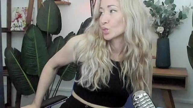 Živý XXX chat AstraMonroe